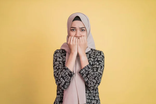 Женщина в хиджабе, напуганная кусанием пальца, стоя — стоковое фото