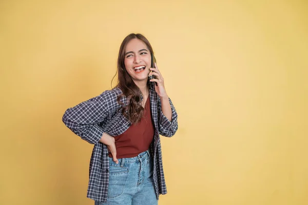 Atraktivní žena poslech na volání pomocí mobilního telefonu šťastně se smát s copyspace — Stock fotografie