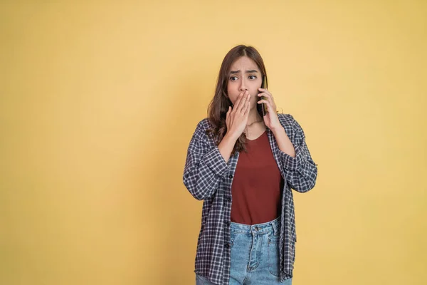 Uma mulher faz uma chamada com um telefone celular com um gesto surpreso com copyspace — Fotografia de Stock