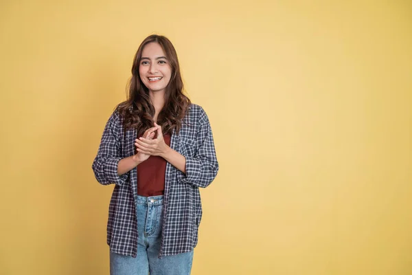 Mulher atraente sorrindo ao bater palmas enquanto olha para a câmera com copyspace — Fotografia de Stock