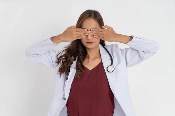 Medico donna vestito bianco uniforme chiusura occhi con entrambe le mani — Foto Stock