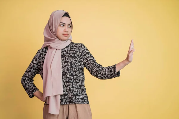 ヒジャーブを身に着けているイスラム教徒の女性は手のジェスチャーポーズでオファーを拒否 — ストック写真