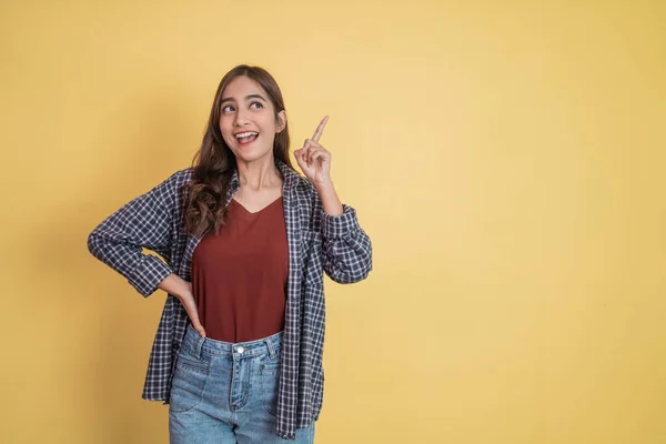 Mulher atraente sorrindo feliz com gesto de dedo apontando lado para cima com copyspace — Fotografia de Stock