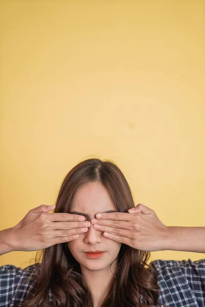 Close up de uma menina bonita com cabelos longos fechar os olhos com ambas as mãos com copyspace — Fotografia de Stock