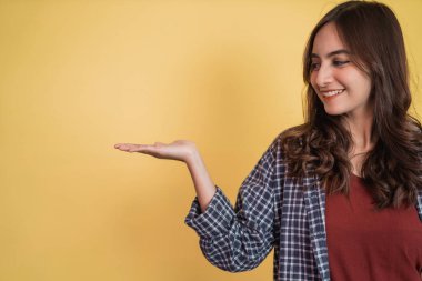 Güzel bir kadının gülümsemesiyle yakın çekim yapmak. Kopyalama alanı olan bir şey sunar.