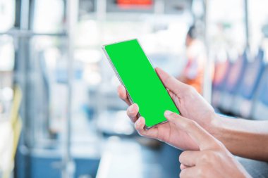 Otobüs veya toplu taşımacılık içindeki boş cep telefonu ekranı