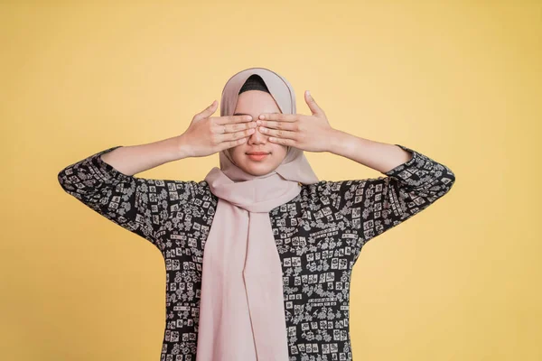 Hijab menina fecha os olhos com ambas as mãos — Fotografia de Stock