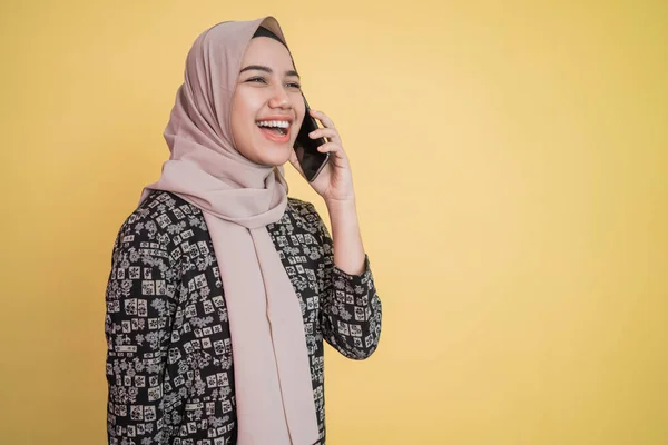 Молодая женщина в платке широко улыбается, получая звонок со счастливым жестом с копирайтом — стоковое фото