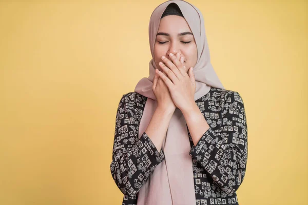 Hijab menina cobrindo sua boca com as mãos e os olhos fechados — Fotografia de Stock