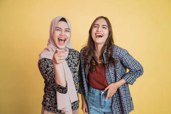 Duas mulheres rindo de coração com gesto de apontar — Fotografia de Stock