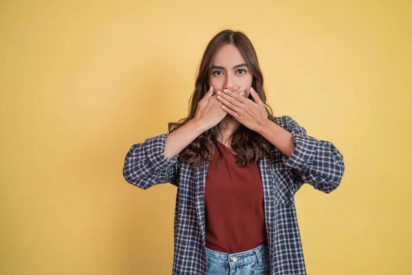 Uma mulher asiática com cabelos longos cobrindo sua boca com ambas as mãos com copyspace — Fotografia de Stock