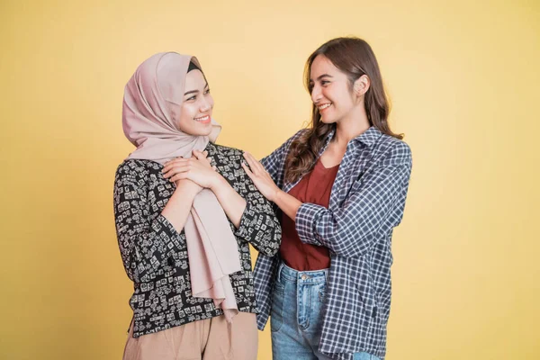 Muslimka s vzrušeným gestem, když ji přítel zklidní, když má problémy — Stock fotografie