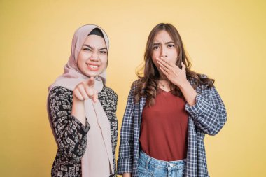 Şaşırmış ve işaret eden iki kadın.