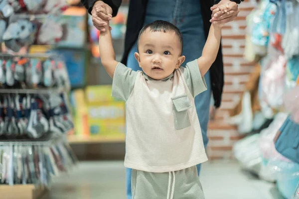 Niño aprender a caminar mientras compras en tienda de bebés —  Fotos de Stock