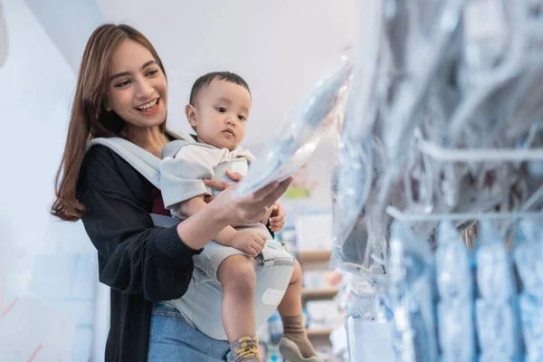 Ásia mãe com ela criança menino compras no o bebê loja — Fotografia de Stock