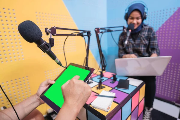 Muçulmano asiático mulher e homem falando no podcast estúdio juntos — Fotografia de Stock