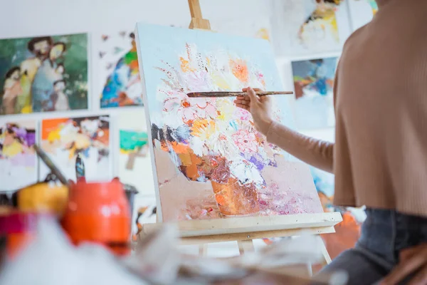 Close up of female painters hand holding a paint brush — Stock Photo, Image