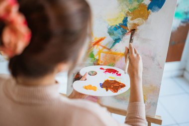 Ressam ressam onun sırtından resim yapıyor.