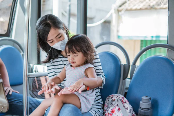 Щаслива азіатська мати бере свою дочку їде громадським транспортом — стокове фото