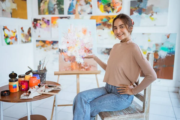 Asiatisk kvinnlig konstnär målning på duk gör några konstprojekt på sin studio verkstad — Stockfoto