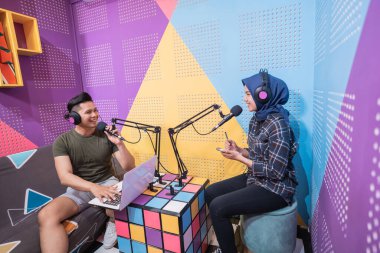 Erkek ve kadın podcast sırasında canlı yayında tartışıyor