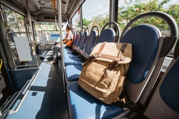 Um saco perdido ou mochila mentira no assento do ônibus — Fotografia de Stock