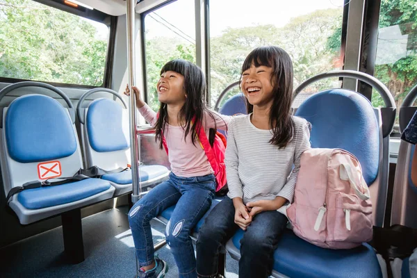 小学生はバス公共交通機関で学校に行き — ストック写真