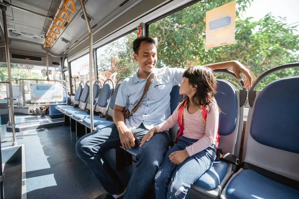 Asian father taking his daughter to school by riding bus public transport — Stock Photo, Image