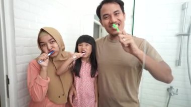 mutlu Asya aile birlikte dişlerini fırçala