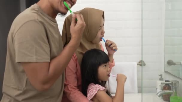 Feliz asiático familia cepillo su dientes juntos — Vídeo de stock