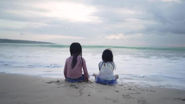 Le ragazze si divertono e si divertono sulla bellissima spiaggia seduta su una sabbia — Video Stock