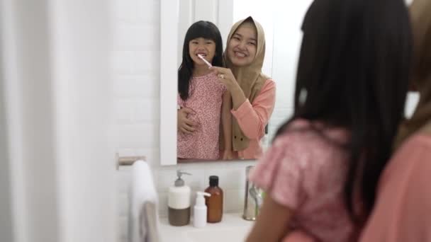 Mãe e sua filha escovando os dentes — Vídeo de Stock