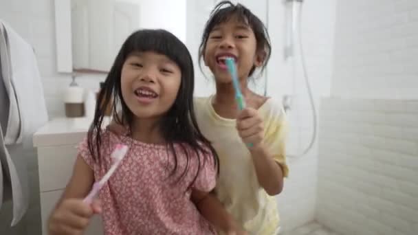 Asiático niña cepillos su dientes solo en el cuarto de baño — Vídeo de stock