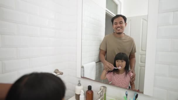 Criança aprender a escovar os dentes com o pai — Vídeo de Stock