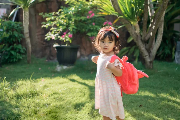 Feliz hermosa asiático preescolar niño estudiante en el parque — Foto de Stock