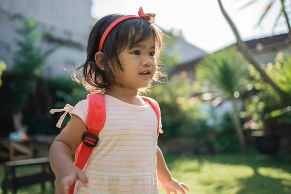Feliz hermosa asiático preescolar niño estudiante en la mañana — Foto de Stock