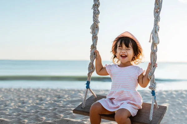 해변에서 흔들고 있는 행복 한 소녀 — 스톡 사진