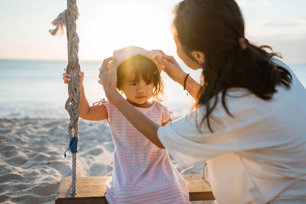 해변에서 흔들고 있는 행복 한 어린 소녀와 어머니 — 스톡 사진