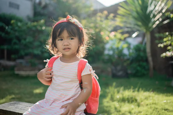 Adorable joven asiático preescolar niño estudiante en el parque — Foto de Stock