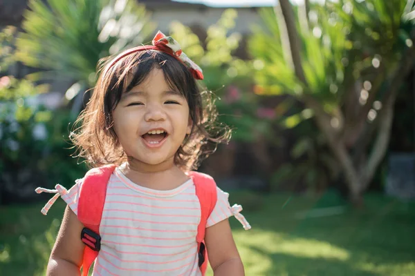 Szczęśliwy z azjatyckich przedszkolaków maluch student uśmiechnięty — Zdjęcie stockowe