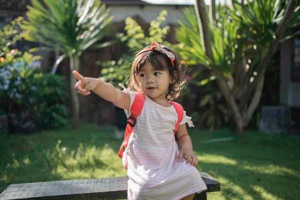 Happy beautiful asian preschoolers toddler student pointing — Stock Photo, Image