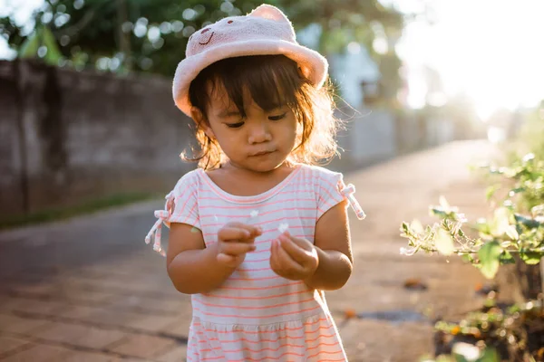 Little girl picking pretty colourful flowes in the park — Stock Photo, Image