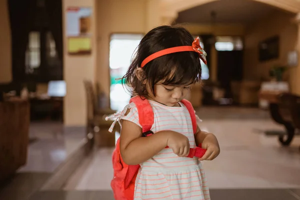 Lucu Asia anak-anak pra-SD senang membawa ransel — Stok Foto