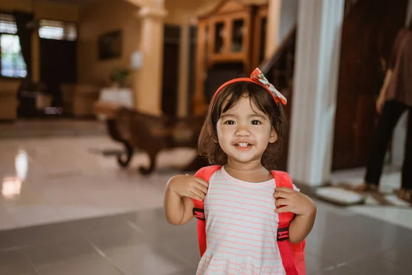 Bonito asiático pré-escolares criança feliz carregando mochila — Fotografia de Stock