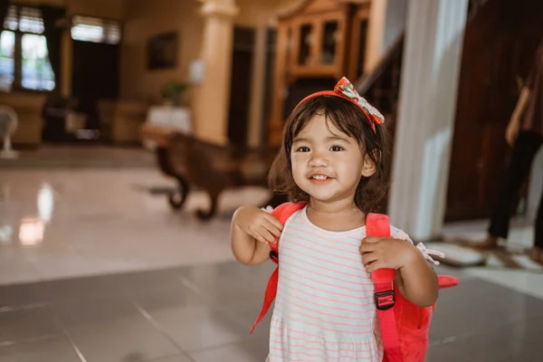Lindo asiático preescolar niño feliz llevar mochila — Foto de Stock