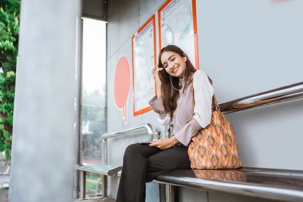 İş kadını otobüs durağında, otobüsün gelmesini bekliyor. — Stok fotoğraf