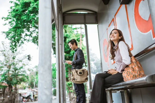 Atraente jovem asiático mulher esperando para o transporte público — Fotografia de Stock