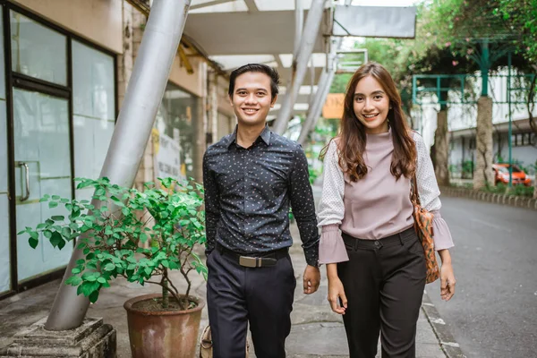 Pebisnis pria dan wanita berjalan di trotoar tersenyum pergi ke kantor — Stok Foto