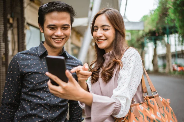 Attraktive Geschäftsfrau zeigt ihrem Partner ihren Handybildschirm — Stockfoto