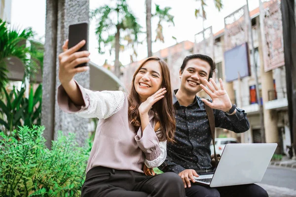 Glückliche Frau mit Smartphone, Selfie und Videoanruf mit ihrem Partner — Stockfoto